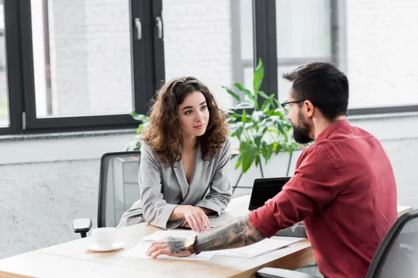 Account Manager Zit Aan Tafel Kijkt Naar Collega — Stockfoto