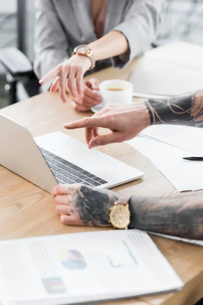 Ausgeschnittene Ansicht Von Account Managern Die Mit Dem Finger Auf — Stockfoto