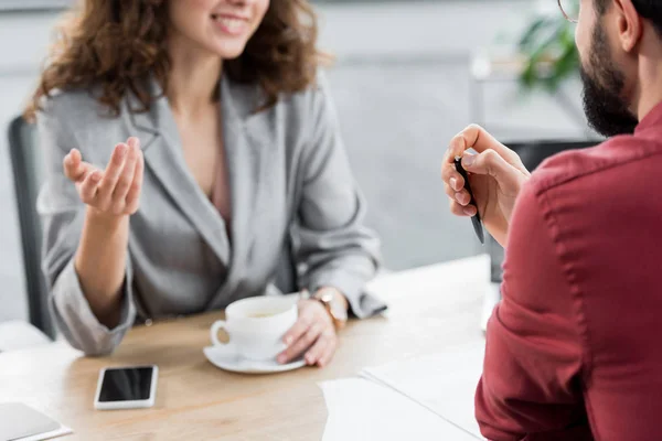 Visão Cortada Gerente Conta Sorrindo Conversando Com Colega — Fotografia de Stock