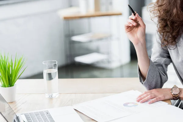 Vista Recortada Del Administrador Cuenta Sentado Mesa Celebración Pluma — Foto de Stock