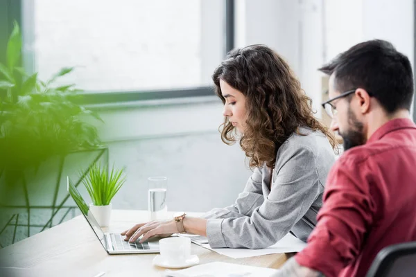 Gerentes Conta Sentados Mesa Usando Laptop Escritório — Fotografia de Stock