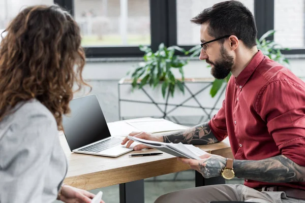 Gerentes Conta Sentados Mesa Usando Laptop Escritório — Fotografia de Stock