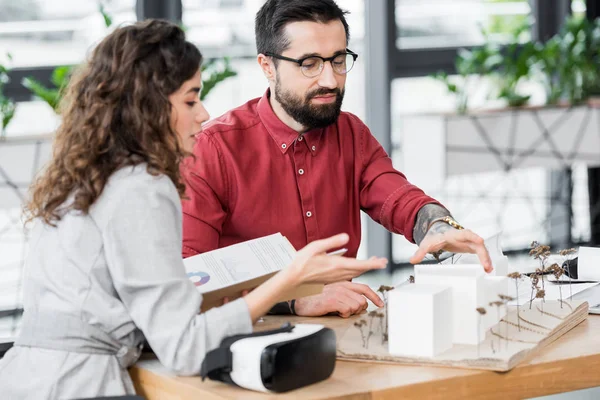 Virtual Reality Architect Pointing Hand House Model Talking Colleague — Stock Photo, Image