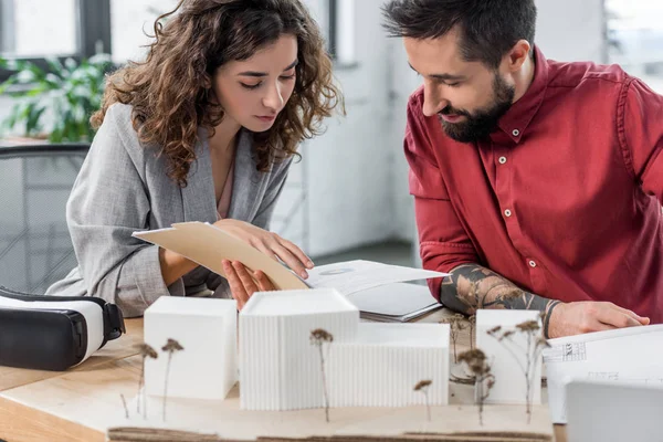 Virtual Reality Architecten Zitten Aan Tafel Doen Papierwerk — Stockfoto