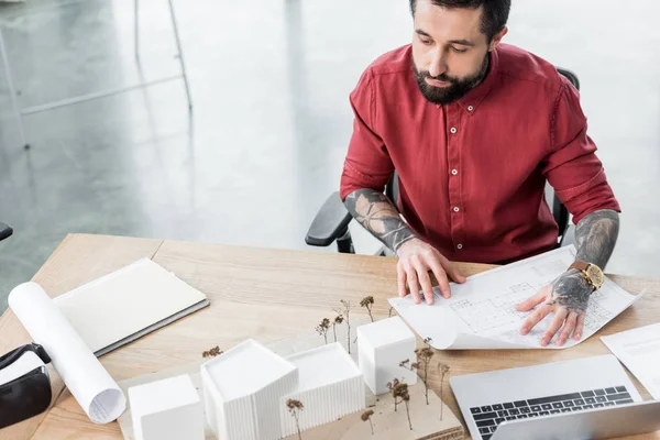 High Angle View Virtual Reality Architect Looking Model House — Stock Photo, Image