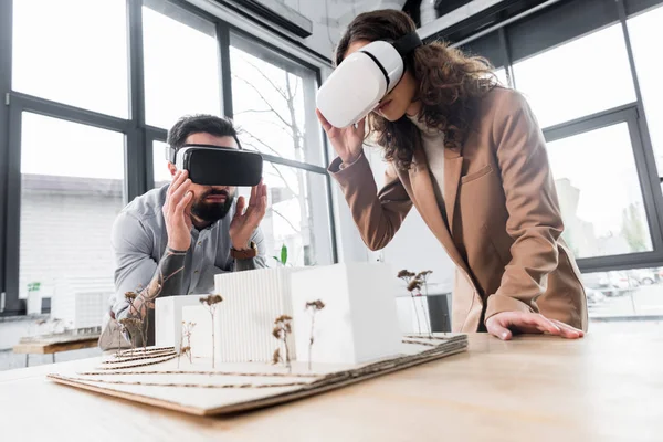 Arquitetos Realidade Virtual Fones Ouvido Realidade Virtual Olhando Para Modelo — Fotografia de Stock