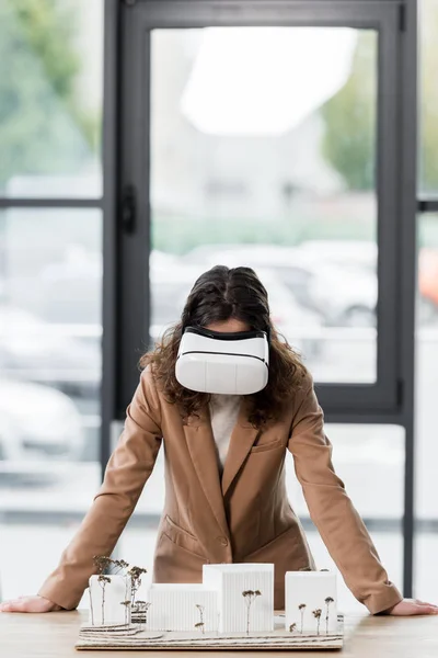 Arquitecto Realidad Virtual Auriculares Realidad Virtual Mirando Modelo Casa — Foto de Stock