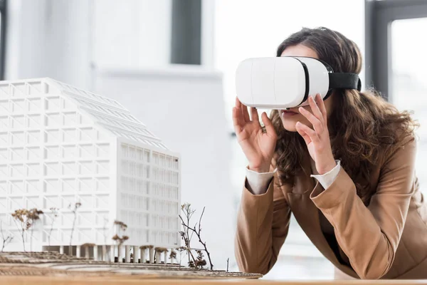 Архітектор Віртуальної Реальності Гарнітурі Віртуальної Реальності Дивиться Модель Будинку — стокове фото