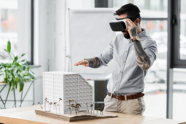 Αρχιτέκτονας Εικονικής Πραγματικότητας Στην Εικονική Πραγματικότητα Ακουστικά Κοιτάζοντας Μοντέλο Του — Φωτογραφία Αρχείου