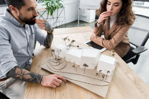 Vista Cortada Arquitetos Realidade Virtual Pensativos Olhando Para Modelo Casa — Fotografia de Stock