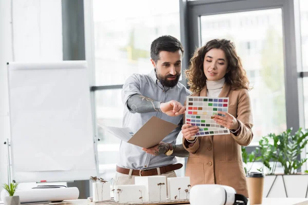 Virtual Reality Architecten Praten Kijken Naar Lay Out Van Kleuren — Stockfoto