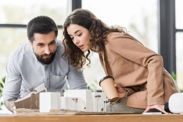 Arquitetos Realidade Virtual Falando Olhando Para Modelo Casa — Fotografia de Stock