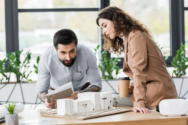 Virtual Reality Architects Looking Model House Office — Stock Photo, Image