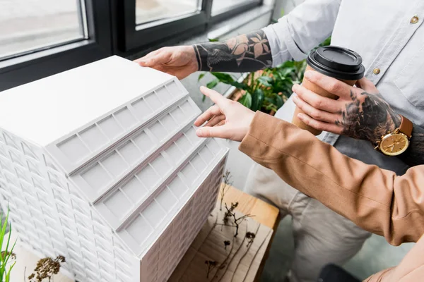 Vue Recadrée Des Architectes Réalité Virtuelle Pointant Doigt Modèle Maison — Photo