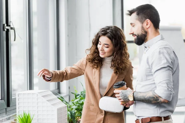 Lächelnde Virtual Reality Architekten Beim Anblick Des Hausmodells — Stockfoto