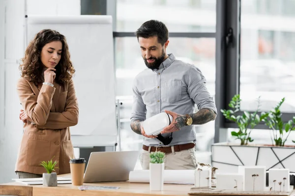 Arquitetos Realidade Virtual Olhando Para Laptop Escritório — Fotografia de Stock