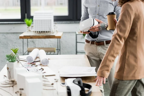 Vista Recortada Los Arquitectos Realidad Virtual Pie Cerca Mesa — Foto de Stock