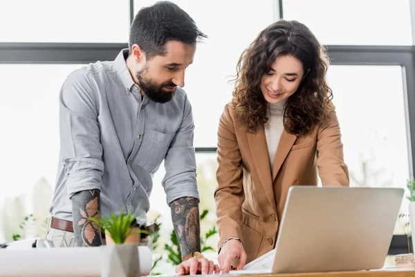 Sonrientes Arquitectos Realidad Virtual Haciendo Papeleo Oficina — Foto de Stock