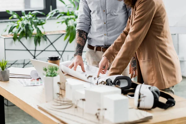 Vue Recadrée Des Architectes Réalité Virtuelle Regardant Pointant Doigt Plan — Photo