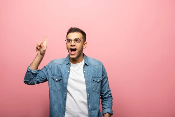 Joven Excitado Señalando Con Dedo Sobre Fondo Rosa — Foto de Stock