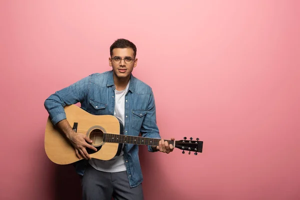 Handsome Man Looking Camera While Playing Guitar Pink Background — Stock Photo, Image