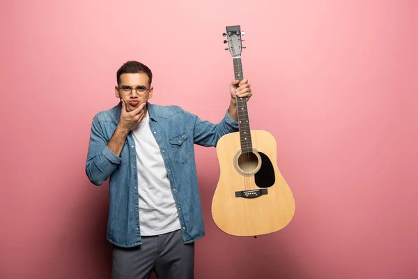 Handsome Man Grimacing Camera Holding Acoustic Guitar Pink Background — Stock Photo, Image