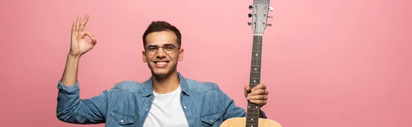 Панорамний Знімок Людини Акустичною Гітарою Посміхається Камеру Показує Добре Ізольовані — стокове фото