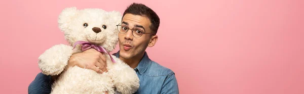 Panoramic Shot Man Holding Teddy Bear Grimacing Camera Isolated Pink — Stock Photo, Image