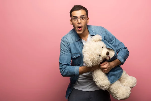 Shocked Man Looking Camera While Holding Teddy Bear Pink Background — 스톡 사진