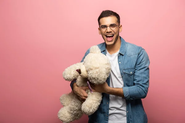 Jovem Alegre Segurando Ursinho Pelúcia Olhando Para Câmera Fundo Rosa — Fotografia de Stock