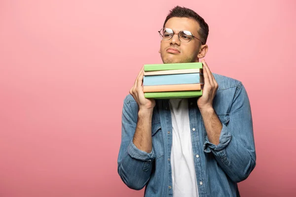 Homem Cético Segurando Livros Coloridos Fundo Rosa Com Espaço Cópia — Fotografia de Stock