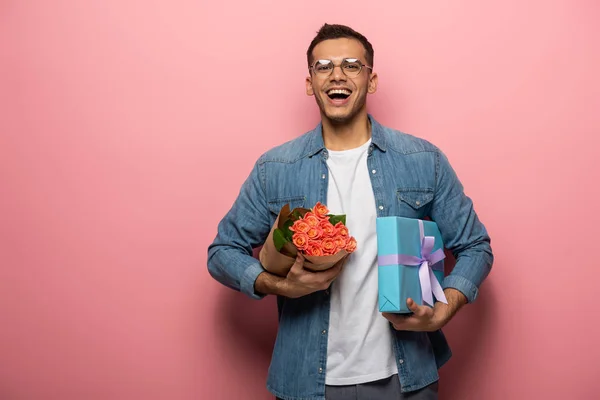 Positive Man Bouquet Gift Box Looking Camera Pink Background — 스톡 사진