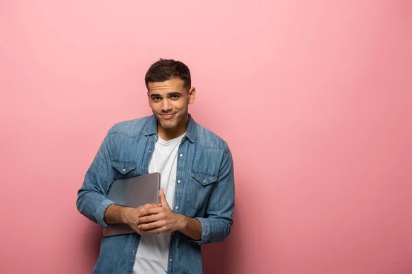 Handsome Man Holding Laptop Smiling Camera Pink Background — Stock Photo, Image