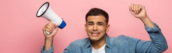 Panoramabild Besviken Man Med Högtalare Tittar Kameran Isolerad Rosa — Stockfoto