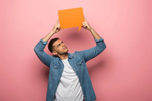 Pensive Jovem Segurando Bolha Fala Fundo Rosa — Fotografia de Stock