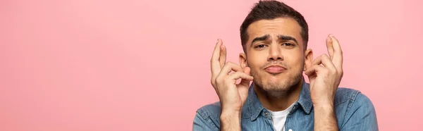 Tiro Panorâmico Homem Com Expressão Facial Cruzando Dedos Isolados Rosa — Fotografia de Stock