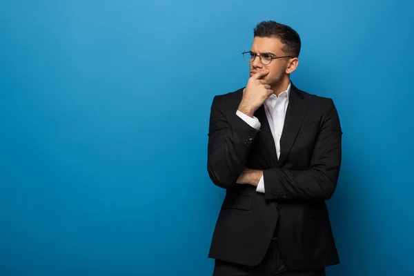 Thoughtful Businessman Hand Chin Looking Away Blue Background — Stock Photo, Image