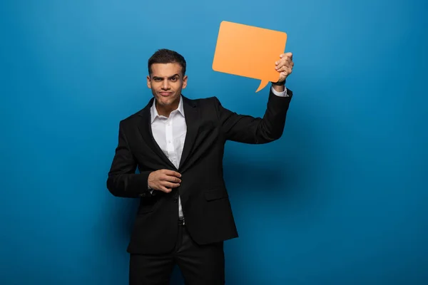 Joven Hombre Negocios Haciendo Muecas Sosteniendo Burbuja Del Discurso Sobre —  Fotos de Stock