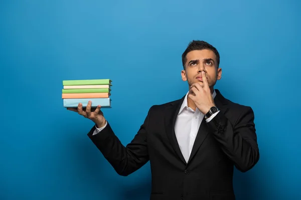 Empresário Atencioso Com Mão Boca Segurando Livros Fundo Azul — Fotografia de Stock