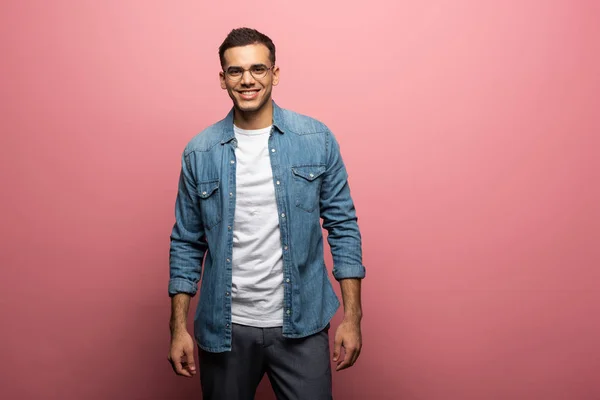 Bonito Jovem Sorrindo Para Câmera Fundo Rosa — Fotografia de Stock