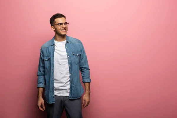 Hombre Guapo Sonriendo Sobre Fondo Rosa Con Espacio Para Copiar —  Fotos de Stock