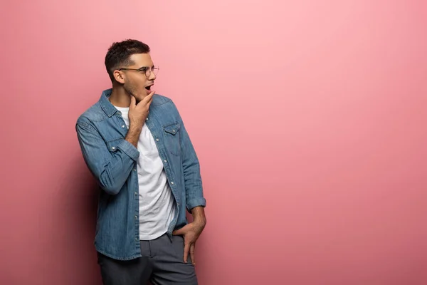 Side View Shocked Man Looking Away Pink Background Copy Space — 스톡 사진