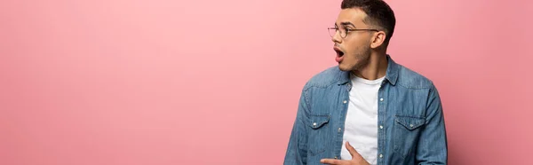 Side View Shocked Man Looking Away Pointing Pink Background Panoramic — Stock Photo, Image