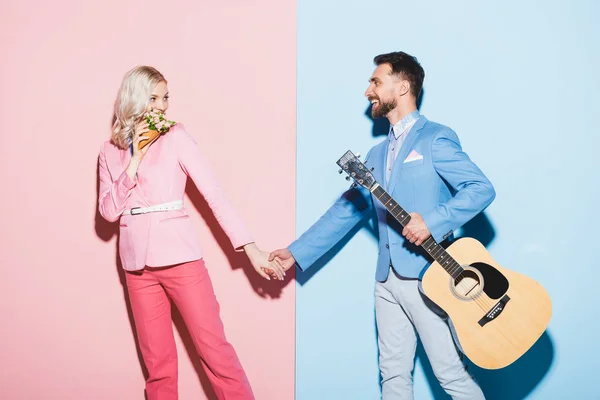 Mulher Sorridente Com Buquê Homem Bonito Com Guitarra Acústica Mãos — Fotografia de Stock