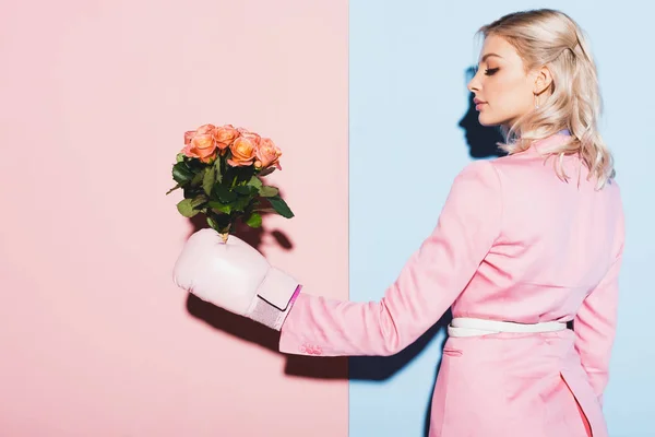 Mulher Atraente Luva Boxe Segurando Buquê Fundo Rosa Azul — Fotografia de Stock