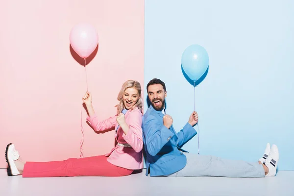 Back Back View Smiling Woman Handsome Man Balloons Showing Yes — Stock Photo, Image