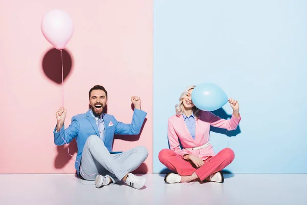Aantrekkelijke Vrouw Knappe Man Met Ballonnen Tonen Gebaar Roze Blauwe — Stockfoto