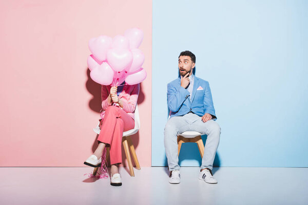 Woman Holding Balloons Shocked Man Pink Blue Background — Stock Photo, Image