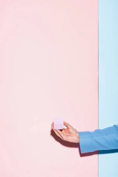 Cropped View Man Holding Box Blue Pink Background — Stock Photo, Image
