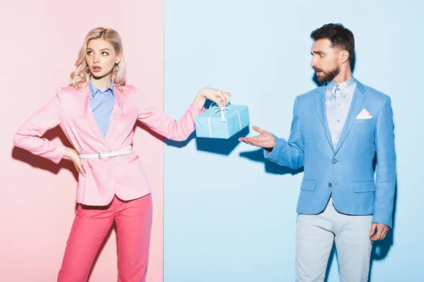 Attractive Woman Holding Gift Handsome Man Pointing Hand Pink Blue — Stock Photo, Image